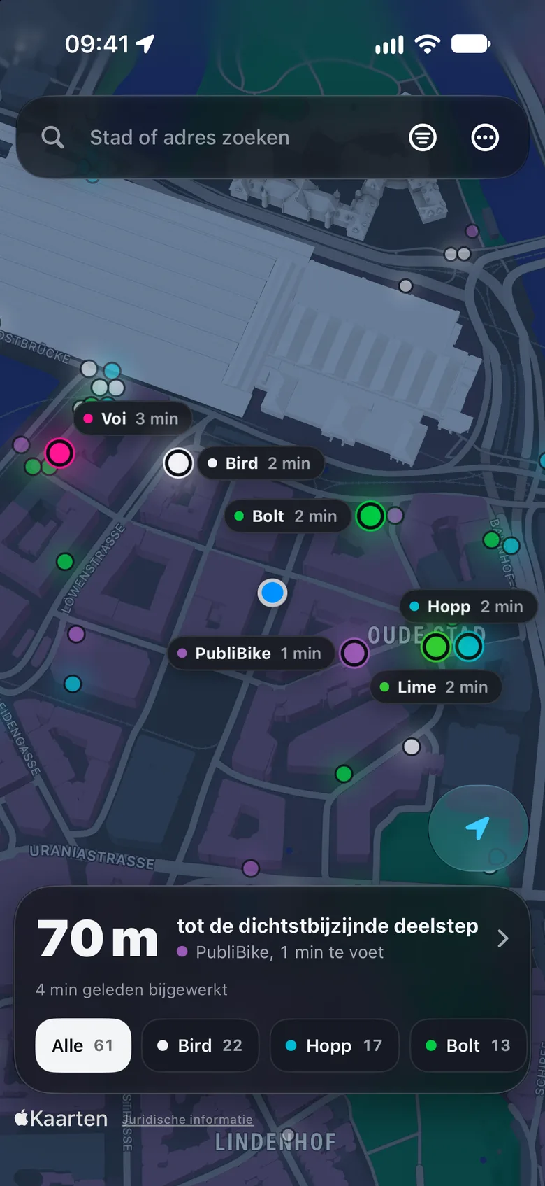 De iPhone-app ’s nachts: de donkere straten bij het centraal station van Zürich, elke deelstep een lichtpuntje in de kleur van zijn aanbieder, de dichtstbijzijnde van elke aanbieder met naam en minuten te voet, en 61 deelsteps in beeld.